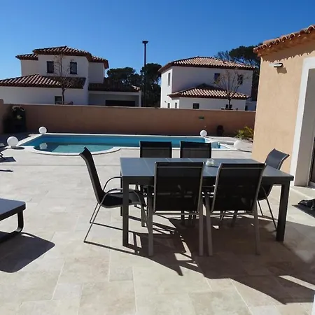 D'hotes Dans Diane לינה וארוחת בוקר 4*