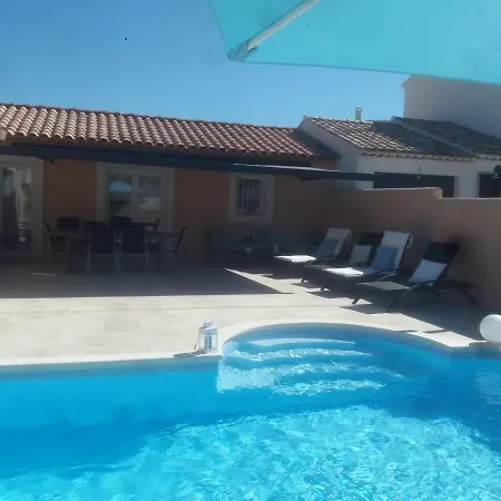 D'hotes Dans Diane לינה וארוחת בוקר 4*