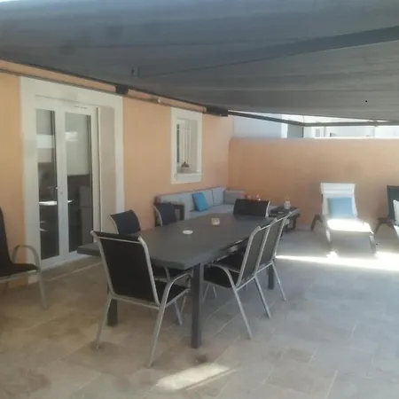 לינה וארוחת בוקר D'hotes Dans Diane 4*