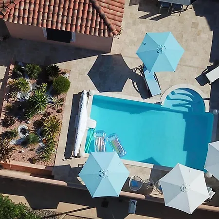 D'hotes Dans Diane לינה וארוחת בוקר 4*