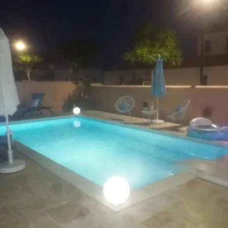 לינה וארוחת בוקר D'hotes Dans Diane 4*