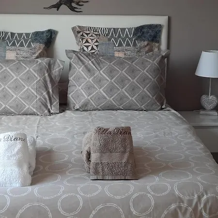 לינה וארוחת בוקר D'hotes Dans Diane 4*