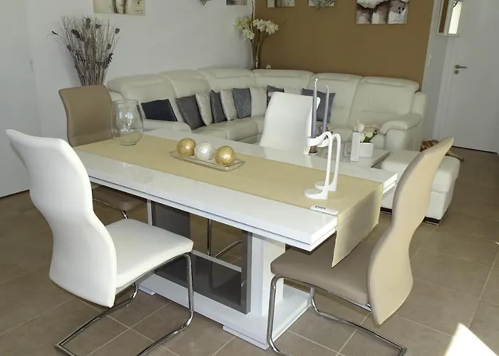 D'hotes Dans Diane 4*